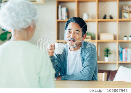 ダイニングでくつろぐシニアの夫婦 ダイニングでくつろぐシニアの夫婦 106897948