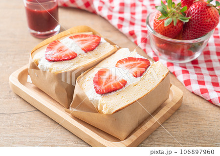 pancake sandwich strawberry fresh cream 106897960