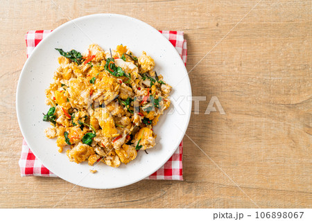 stir-fried egg with Thai basil and chilli 106898067