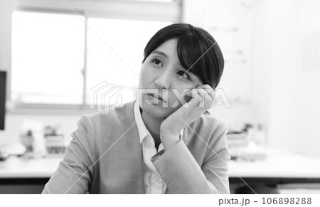 悩む・困る女性会社員モノクロイメージ 106898288