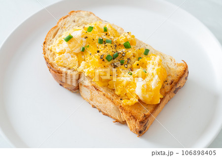 bread toast with scramble egg bread toast with scramble egg 106898405
