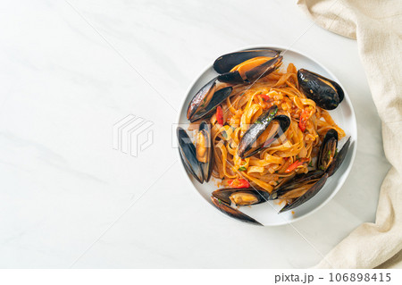 Spaghetti pasta with mussels or clams and tomato sauce Spaghetti pasta with mussels or clams and tomato sauce 106898415
