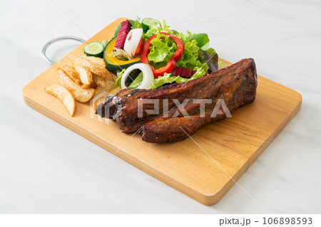 barbecue pork spare ribs with vegetables 106898593