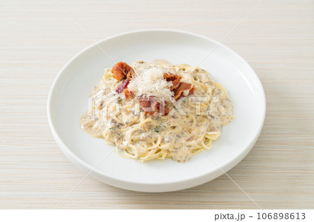 spaghetti with truffle cream sauce and mushroom 106898613
