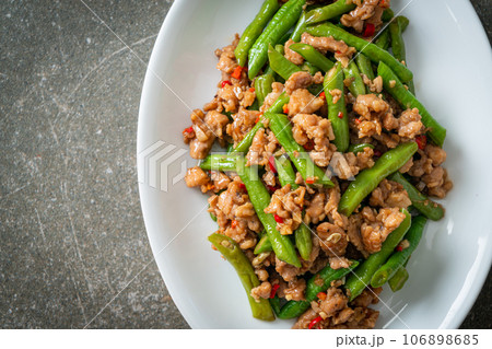 stir-fried french bean or green bean with minced pork 106898685