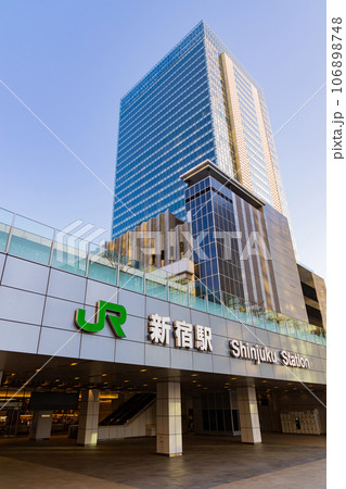 東京都市風景　JR新宿駅（新南改札側） 106898748