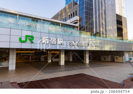 東京都市風景　JR新宿駅（新南改札側） 106898754