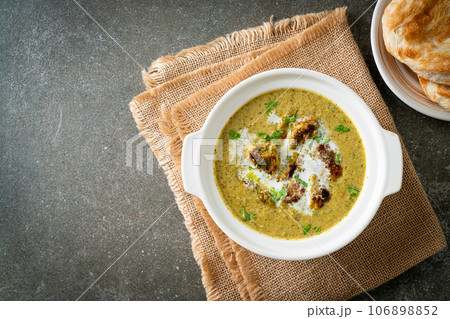 Afghani chicken in green masala curry or Hariyali tikka chicken hara masala with roti or naan bread 106898852