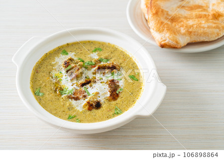 Afghani chicken in green masala curry or Hariyali tikka chicken hara masala with roti or naan bread Afghani chicken in green masala curry or Hariyali tikka chicken hara masala with roti or naan bread 106898864