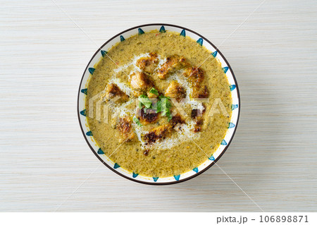 Afghani chicken in green masala curry or Hariyali tikka chicken hara masala 106898871