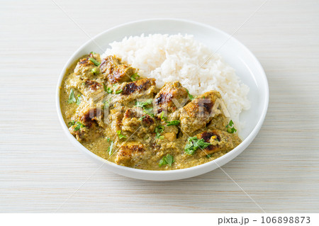 Afghani chicken in green curry or Hariyali tikka chicken hara masala with rice 106898873