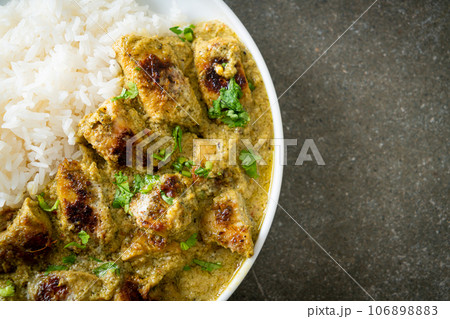 Afghani chicken in green curry or Hariyali tikka chicken hara masala with rice 106898883