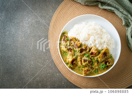 Afghani chicken in green curry or Hariyali tikka chicken hara masala with rice 106898885