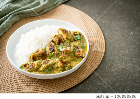 Afghani chicken in green curry or Hariyali tikka chicken hara masala with rice 106898886