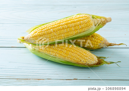 fresh corn on wood background 106898894