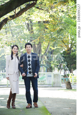 新緑の公園でデートをするミドルの夫婦 新緑の公園でデートをするミドルの夫婦 106899127