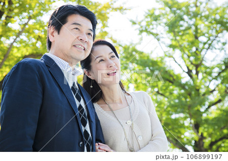 公園でデートをするミドルの夫婦 106899197
