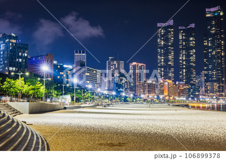プサン　夜の海雲台ビーチ 106899378