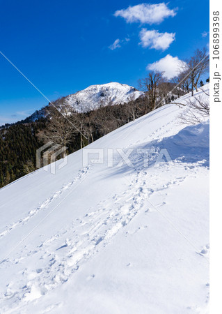 兵庫県最高峰の氷ノ山雪山登山 氷ノ山越から見る氷ノ山山頂 兵庫県最高峰の氷ノ山雪山登山 氷ノ山越から見る氷ノ山山頂 106899398