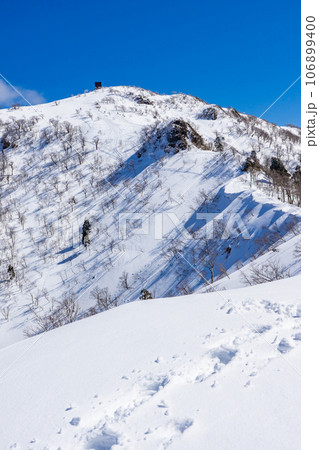 兵庫県最高峰の氷ノ山雪山登山　コシキ岩と氷ノ山山頂 106899400