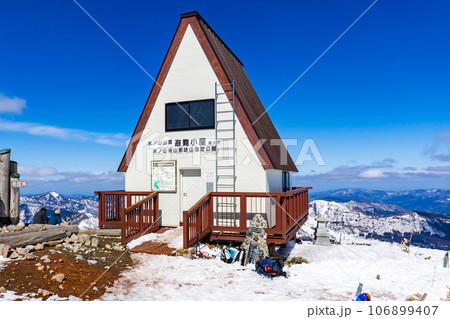 兵庫県最高峰の氷ノ山雪山登山 山頂の三角屋根の避難小屋 兵庫県最高峰の氷ノ山雪山登山 山頂の三角屋根の避難小屋 106899407
