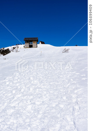 兵庫県最高峰の氷ノ山雪山登山 氷ノ山の山頂を望む 兵庫県最高峰の氷ノ山雪山登山 氷ノ山の山頂を望む 106899409