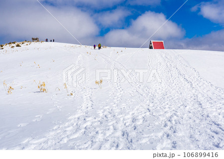 兵庫県最高峰の氷ノ山雪山登山 三ノ丸の三角屋根の避難小屋 兵庫県最高峰の氷ノ山雪山登山 三ノ丸の三角屋根の避難小屋 106899416