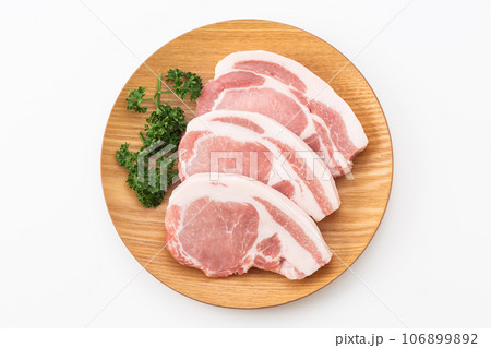 豚の厚切りロース肉 106899892