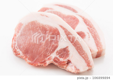 豚の厚切りロース肉 106899894