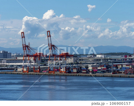 大阪港内港のコンテナターミナル 106900157