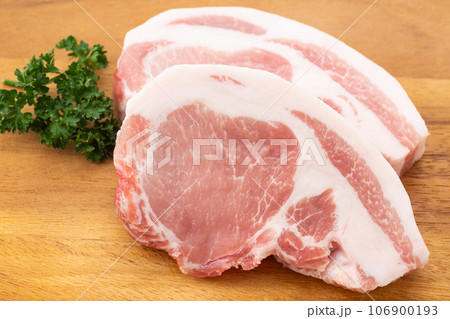 豚の厚切りロース肉 106900193
