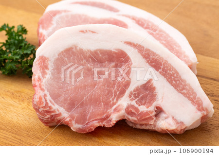 豚の厚切りロース肉 106900194