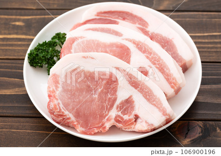 豚の厚切りロース肉 106900196