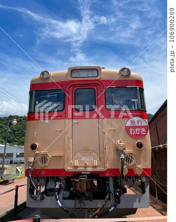 舞鶴赤レンガ倉庫にあるレトロな電車 106900209