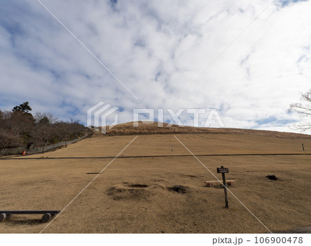 枯れ芝が広がる秋の若草山 106900478