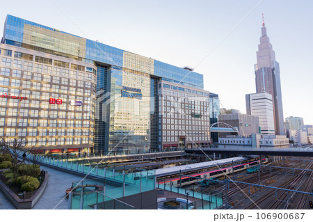 東京都市風景 JR新宿駅新南口エリア 東京都市風景 JR新宿駅新南口エリア 106900687