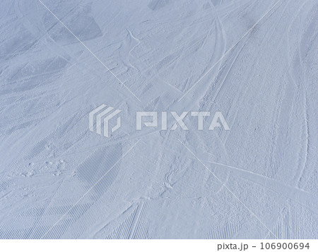 圧雪されたスキー場のゲレンデ 圧雪されたスキー場のゲレンデ 106900694