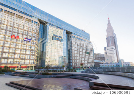 東京都市風景 JR新宿駅新南口駅前広場 東京都市風景 JR新宿駅新南口駅前広場 106900695