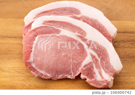 豚の厚切りロース肉 106900742