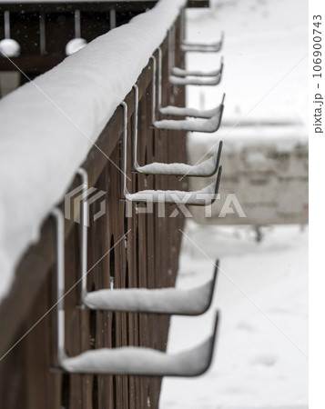 雪が積もったテラスの風景 106900743