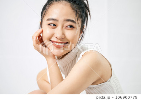 若い女性のポートレート 106900779