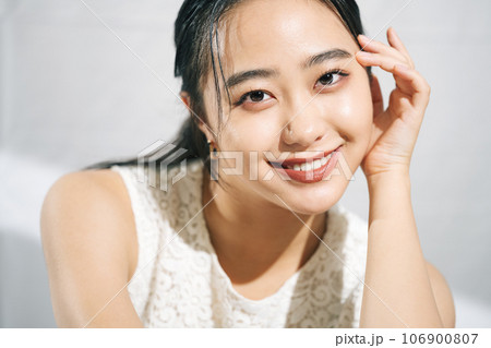 若い女性のポートレート 106900807