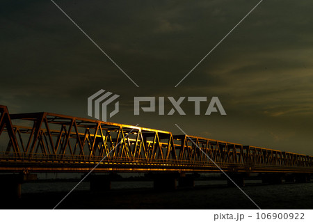 黄昏時の橋 106900922