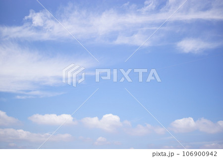 青空に白い雲 青空に白い雲 106900942