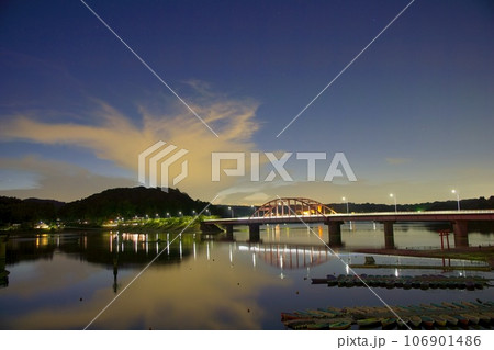 高滝湖と加茂橋の夜景　市原市 106901486