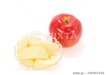 リンゴ　剥き　カット　デザート　ジョナゴールド　明るい背景 106901568