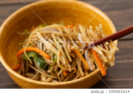 野菜のきんぴらごぼう 106901614