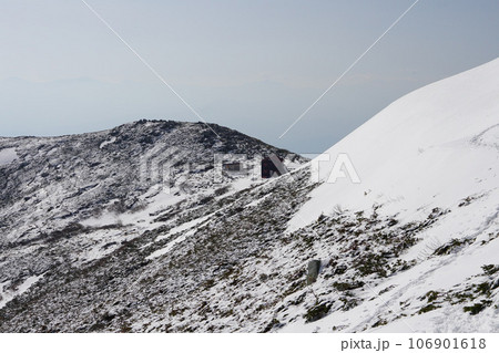 残雪の木曽駒ケ岳の登山道　西駒山荘付近 106901618