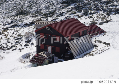木曽駒ケ岳 残雪の中の西駒山荘 木曽駒ケ岳 残雪の中の西駒山荘 106901619