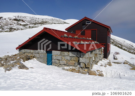 西駒山荘　石造りの旧館側 106901620